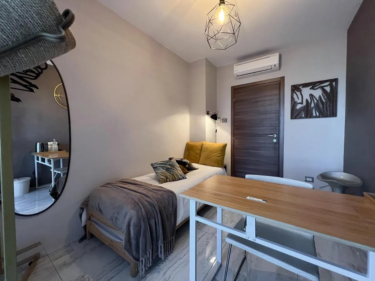 Holy-Day Rooms Milano 0*, Milan Italy