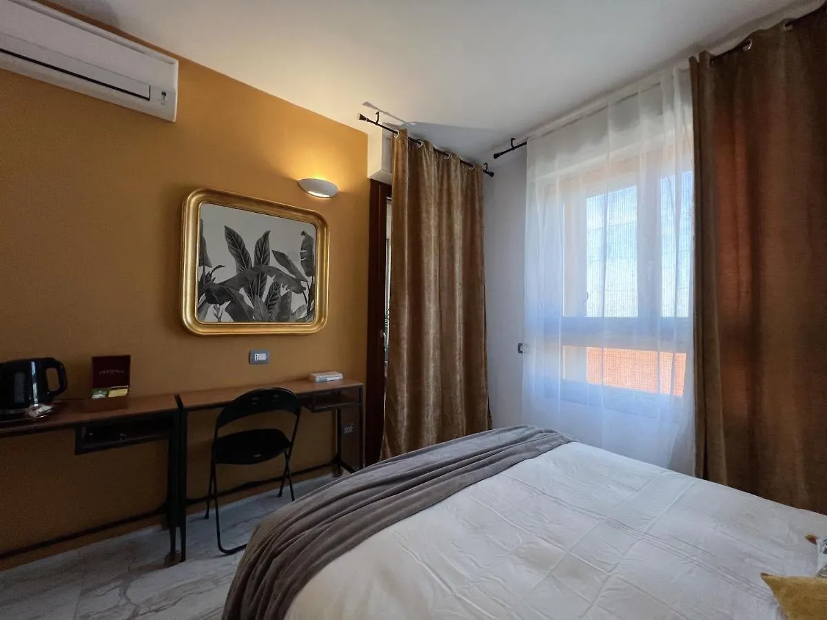 Holy-Day Rooms Milano 0*, Milan