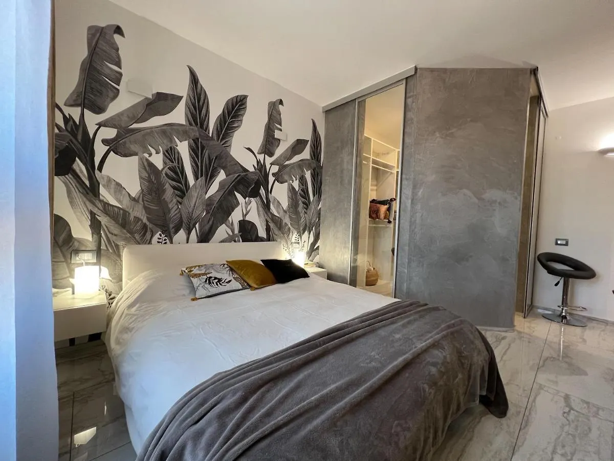 Holy-Day Rooms Milano 0*, Milan
